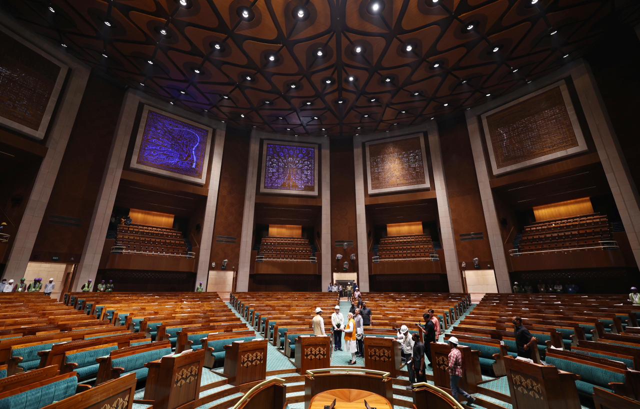 New Parliament Inauguration: PM मोदी को अधीनम महंतों ने सौंपा सेंगोल