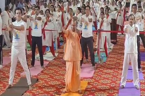 International Yoga Day 2023: सीएम योगी ने गोरखपुर में किया योग, लोगों में दिखा भारी उत्साह