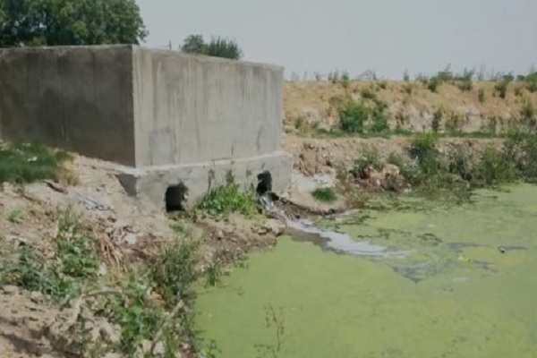 ग्रेनो विकास प्राधिकरण के दावों की खुली पोल, तालाबों के सौंदर्यीकरण के नाम पर ठेकेदार आंख में झोंक रहे धूल
