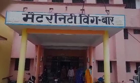 Jhansi News: ललितपुर मैटरनिटी विंग-बार में टॉर्च की रोशनी में हो रहा प्रसूताओं का उपचार