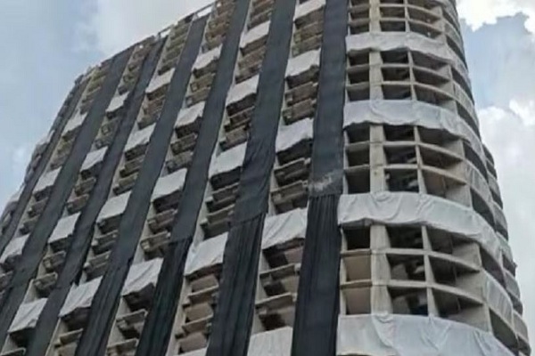 Noida News: ऊंची बिल्डिंगें बनीं जान का खतरा, बच्चों की गिरकर हो रही मौत