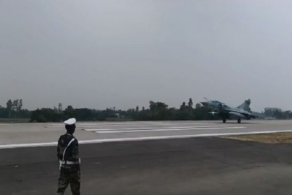 Sultanpur News: भारतीय वायु सेना का सैन्य प्रदर्शन, DM और SP रहे मौजूद