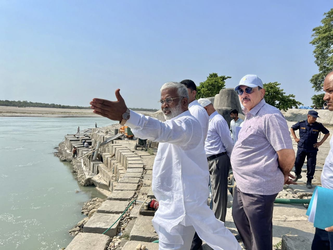 जल शक्ति मंत्री ने किया बाढ़ कार्यों का निरीक्षण, अधिकारियों को दी 15 जून से पहले कार्यों को पूरा करने की हिदायत