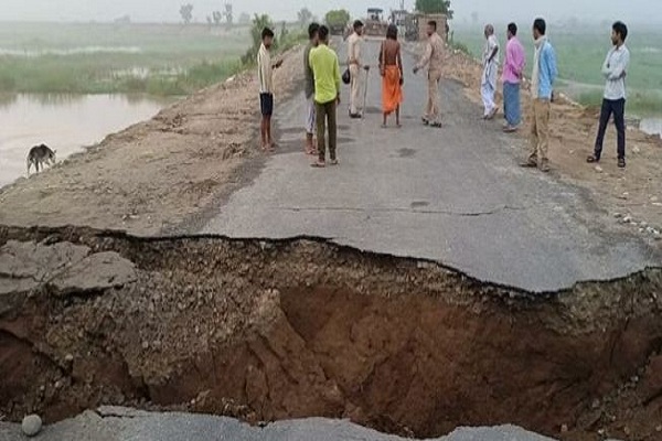 Meerut News: मानसूनी बारिश से गंगा नदी पर बने पुल की एप्रोच रोड टूटने से आवागमन बाधित