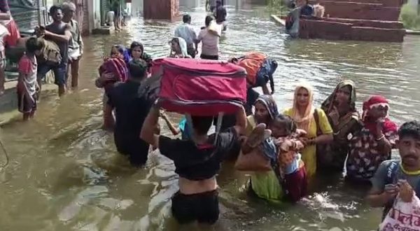 गाजियाबाद में हिंडन का कहर, गांवों में घुसा पानी का सैलाब, NDRF कर रही रेस्क्यू