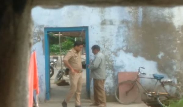 Agra News: खाकी पर फिर लगा दाग, सिपाही का घूस लेते वीडियो वायरल