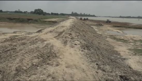 Deoria News: सरयू नदी के तटबंधों की स्थिति नाजुक, बाढ़ से फिर प्रभावित होंगे सैकड़ों गांव, जिम्मेदार जवाबदेही से झाड़ रहे पल्ला