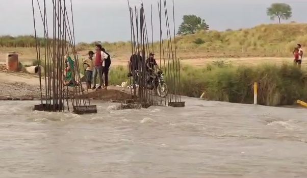 ससुर खदेरी नदी में गिरा ट्रैक्टर ट्राली, पानी बढ़ने से 25 गांव का जिला मुख्यालय से टूटा संपर्क