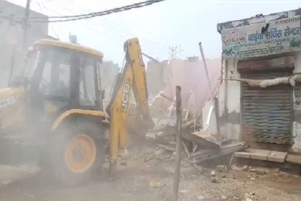 गाजियाबाद में चला योगी सरकार का बुलडोजर, ध्वस्त किया अवैध निर्माण
