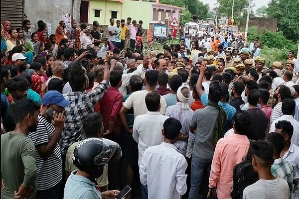 Gorakhpur News: बिना नोटिस और मुआवजे के घर गिराने बुलडोजर लेकर पहुंची GDA की टीम, लोगों ने किया विरोध