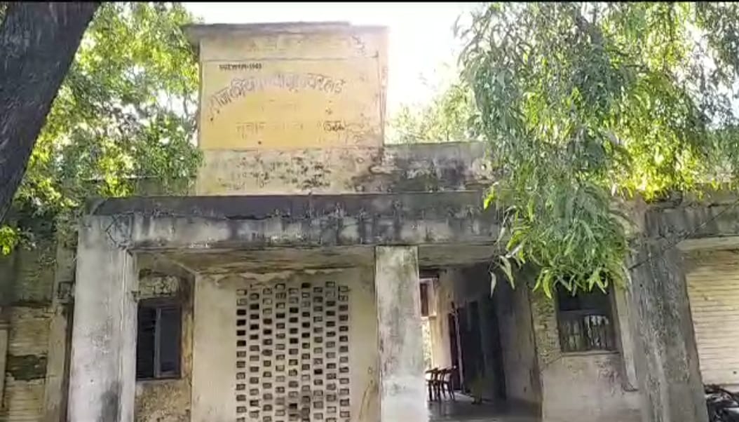 Mirzapur News: कोलना गांव में बने राजकीय गर्ल हाई स्कूल में न छात्रा हैं और न शिक्षिका, फिर भी हर दिन खुलता और बंद होता है