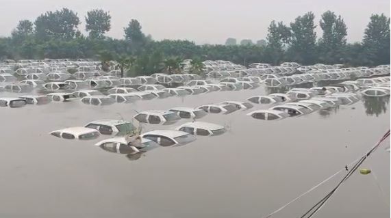 हिंडन नदी के विकराल रूप से जनजीवन अस्त-व्यस्त, यार्ड में पानी भरने से करीब 400 गाड़ियां डूबीं
