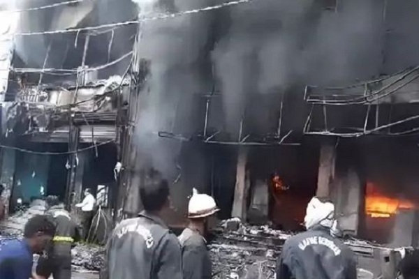 Jhansi News: टीवी शोरूम में भीषण लगी आग, धू-धू कर जलने लगीं दुकानें, सेना को बुलाया