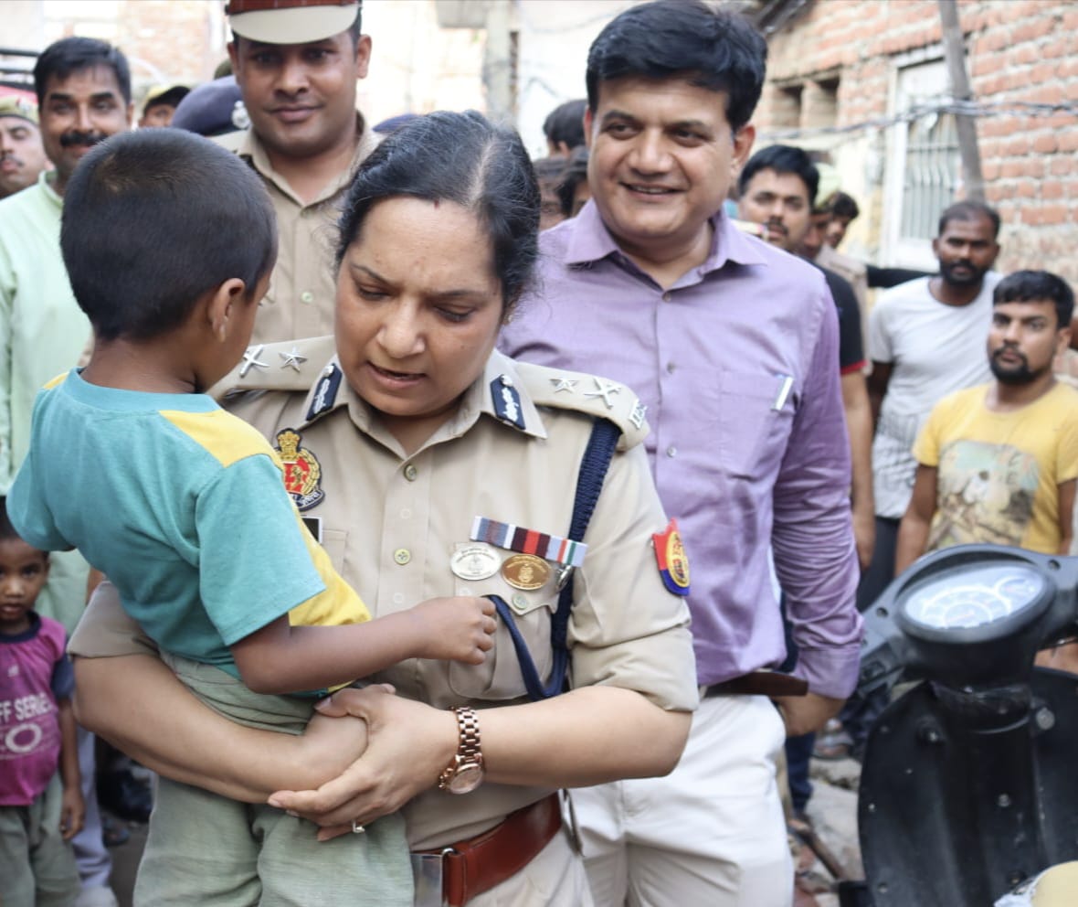 पुलिस कमिश्नर लक्ष्मी सिंह का दिखा ममतामयी रूप; बाढ़ प्रभावित क्षेत्रों का किया दौरा, बच्चों को दुलारा