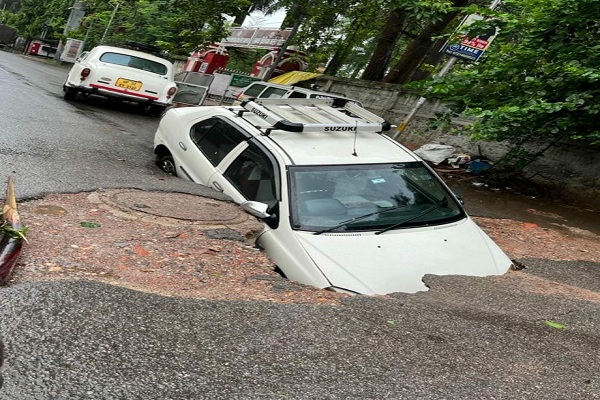 Lucknow News: हल्की बारिश से खुली नगर निगम के दावों की पोल, सड़क में धंस गई कार