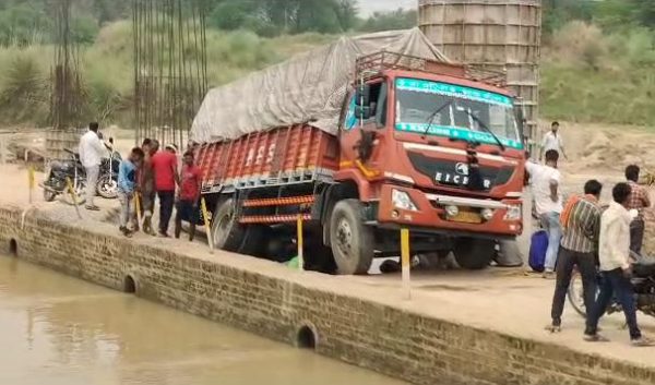 ट्रक ड्राइवर ने कूदकर बचाई जान, पुल बना रही कार्यदायी संस्था पर लापरवाही का आरोप