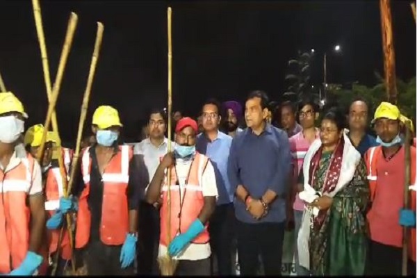 Agra News: नगर विकास मंत्री ने स्वच्छता अभियान का लिया जायजा, स्वच्छता मित्रों को सम्मानित किया