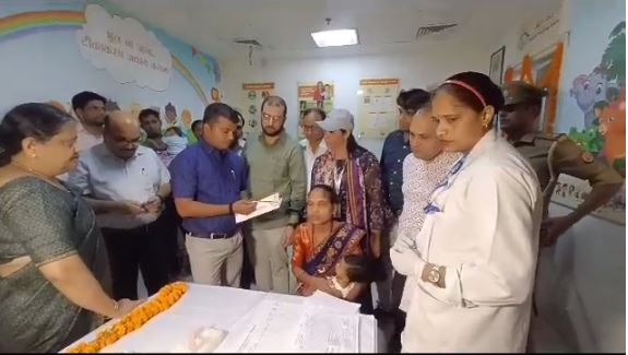Noida News: अस्पताल पहुंच कर डीएम ने बच्चों को पिलाया पोलियो ड्रॉप, किया मिशन इंद्रधनुष अभियान का शुभारंभ