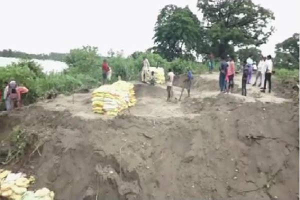 कुशीनगर और महराजगंज सीमा पर स्थित गैनही बांध पर हुआ कटाव, ग्रामीणों ने लापरवाही का लगाया आरोप