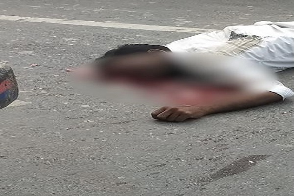 Hardoi News: सड़क हादसे में दो की दर्दनाक मौत, ई-रिक्शा से टकराकर गिरे बाइक सवारों को रोडवेज ने रौंदा