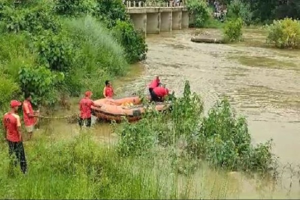 Maharajganj News: नेपाल में हो रही बारिश से उफनाई डंडा नदी के पुल से गिरा व्यक्ति, तेज धारा में बहकर लापता