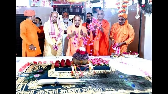 मुख्यमंत्री योगी आदित्यनाथ: “सनातन धर्म विश्व शांति सुनिश्चित करता है, भारत के संत एकता को बढ़ावा देते हैं”