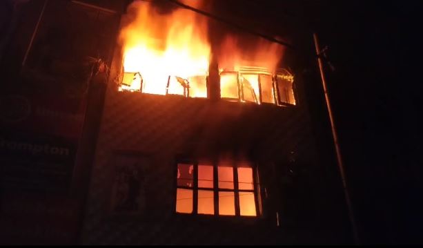 अलीगढ़ में कपड़े के गोदाम में लगी भीषण आग, लाखों रुपए का बताया जा रहा है नुकसान