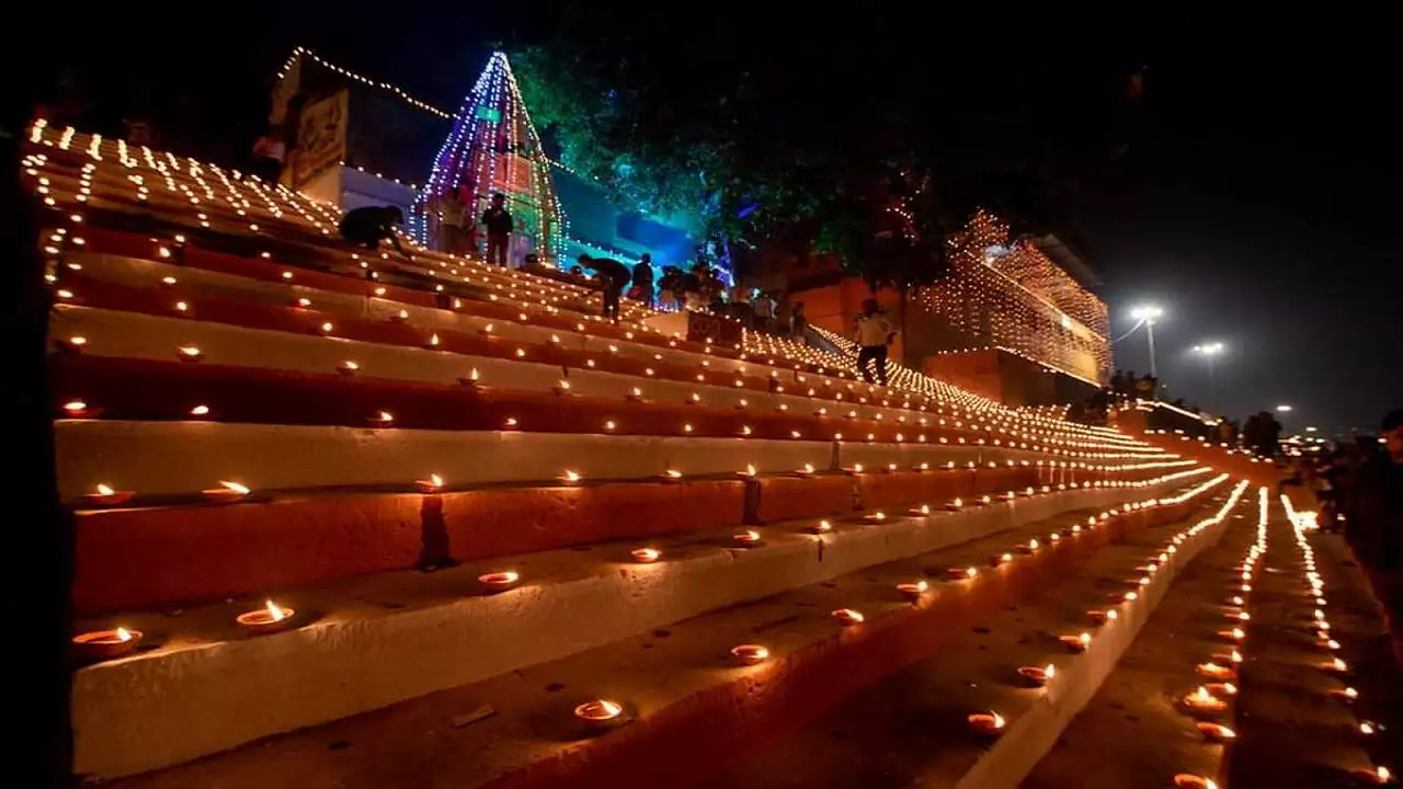 वाराणसी: देव दीपावली उत्सव से पहले गंगा घाटों में सफाई अभियान शुरू