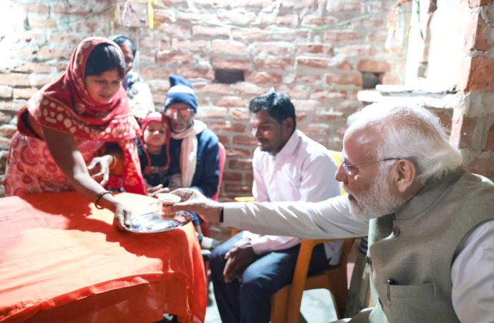 अयोध्या में अचानक दलित के घर जा पहुंचे PM मोदी, चाय पी और 15 मिनट की बात