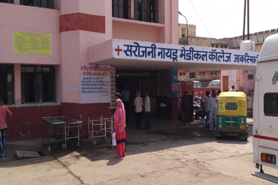 Agra: मौसम में परिवर्तन के चलते सरोजिनी नायडू मेडिकल कॉलेज में बढ़ी मरीजों की संख्या