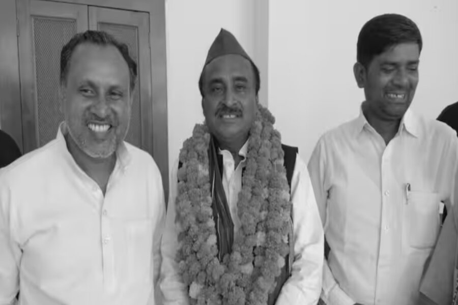Loksabha Election 2024: फूलपुर से सपा प्रत्याशी अमरनाथ ने भाजपा पर तंज कसते हुए कहा कि इनकी हर बात जुमलेबाजी
