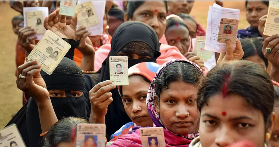 अलीगढ में मुस्लिम मतदाता खामोश , अपने पाले में करने में सपा , कांग्रेस व बसपा