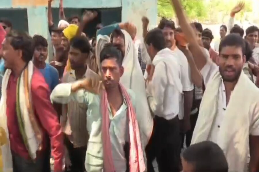 Up Mahoba News: सड़क की मांग पूरी न होने पर महोबा में चुनाव बहिष्कार, अधिकारी लोगों को मनाने में जुटे