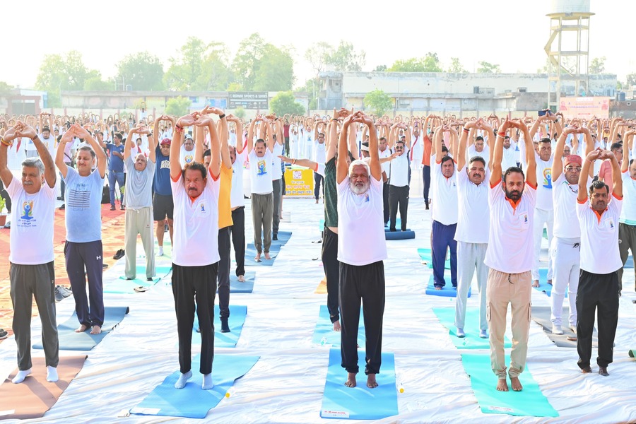 Jal Shakti Minister Swatantra Dev Singh did mass yoga in Agra, UP