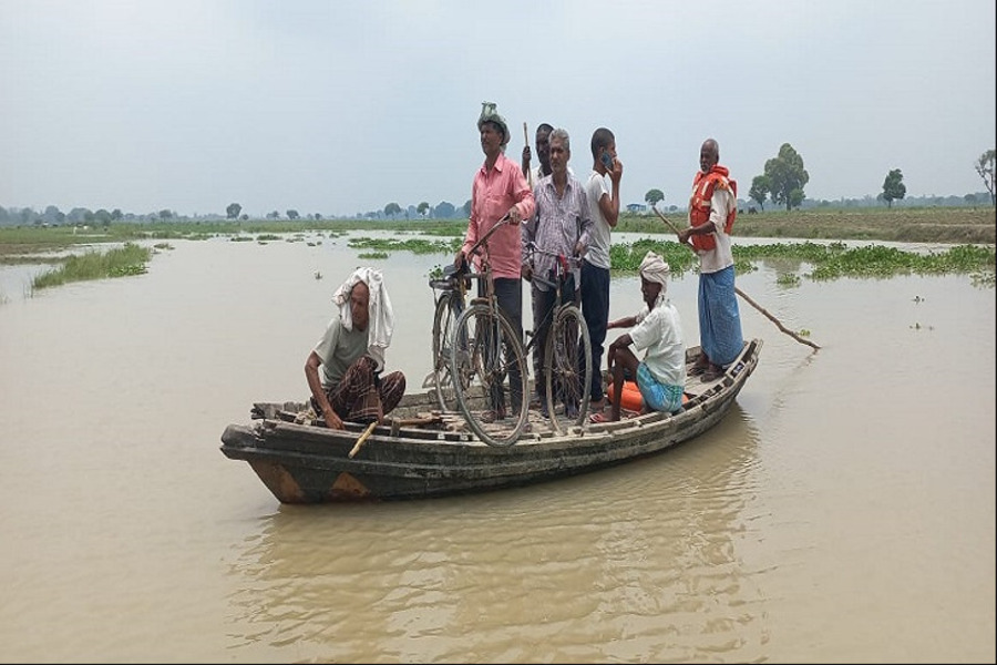 Azamgarh Flood: खतरे के निशान के करीब घाघरा, कई संपर्क मार्ग टूटे