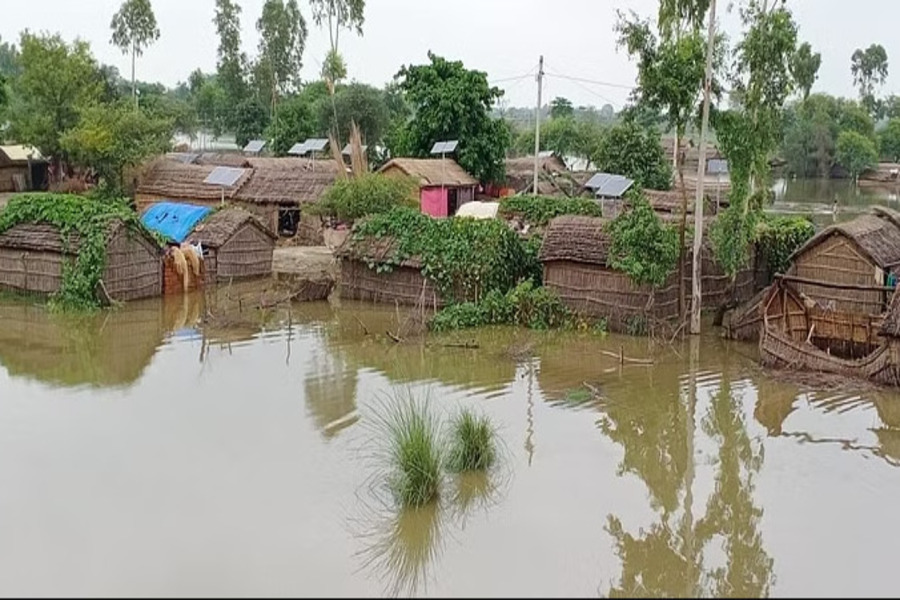 Gorakhpur Flood News: बाढ़ में 55 गांव डूबे, SDRF-NDRF ने रेस्क्यू के लिए लगाई 100 नाव