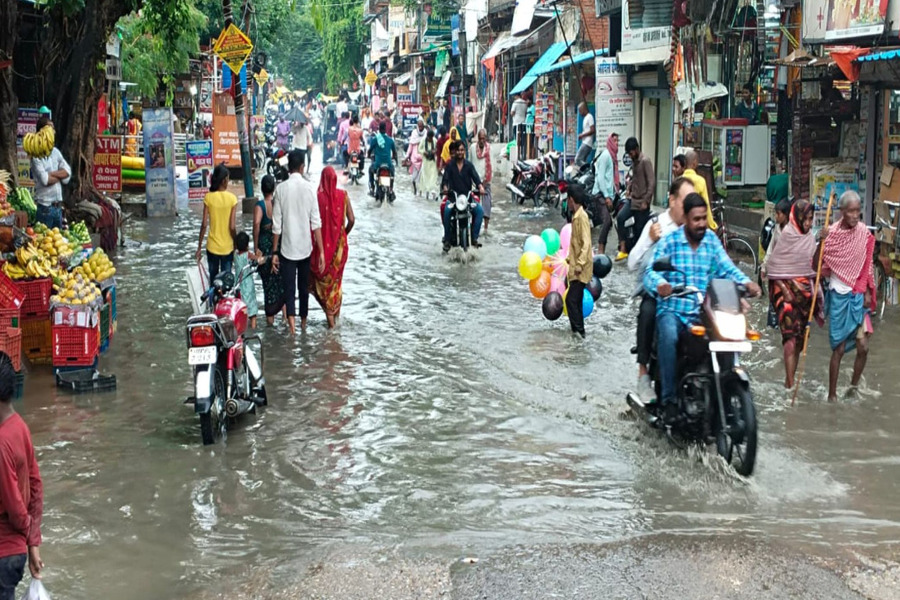 Jaunpur Flood News: पहली बारिश ने जौनपुर नगर पंचायत की खोली पोल, नालियां तालाब में तब्दील लोग परेशान