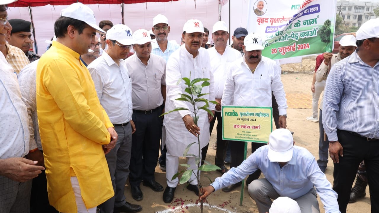 PLANTATION : नोएडा में पूरे दिन चला वृहद वृक्षारोपण अभियान, सांसद समेत तमाम अधिकारी रहे मौजूद