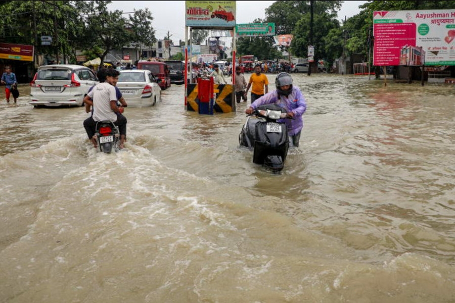 UP FLOOD NEWS: जोरदार बारिश से सड़के बनी तलाब, 5 जिलों में भारी बारिश का अलर्ट