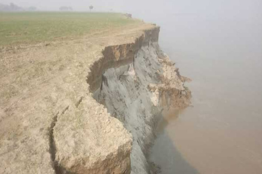 Ballia Flood UP: घाघरा नदी के कटान को लेकर जिला प्रशासन अलर्ट, गांव खाली कराने का दिया अल्टीमेटम