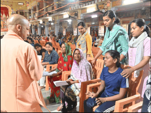 Yogi Janta Darshan: सीएम योगी ने अधिकारियों को दी चेतावनी, कहा- किसी भी स्थिति में बख्शे न जाएं भू-माफिया