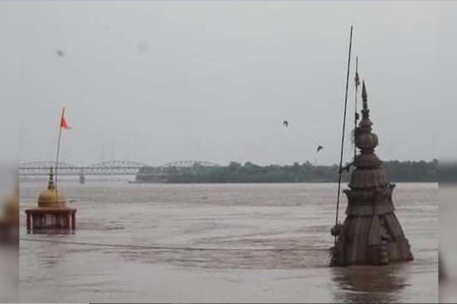 Up Flood News: चेतावनी बिंदु के करीब पहुंचा गंगा का पानी आरती स्थल और शवदाह के स्थान में परिवर्तन