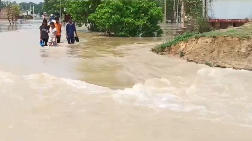 UP Flood: बाढ़ की चपेट में यूपी के करीब 900 गांव, सीएम योगी बोले 24 घंटे के अंदर दें मुआवजा