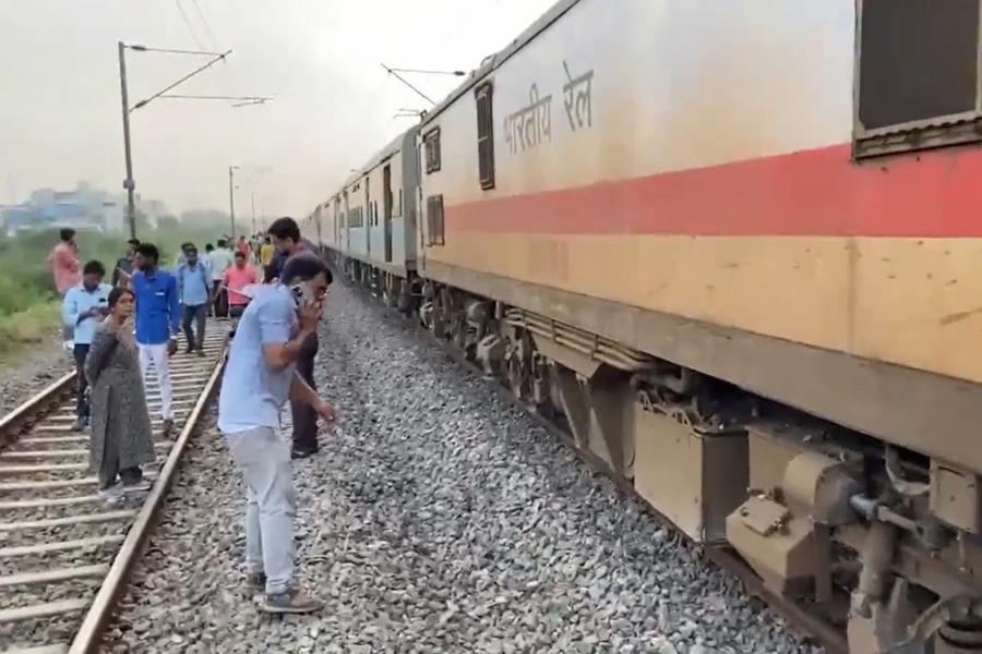 Sabarmati Express: बड़ा हादसा टला… साबरमती एक्सप्रेस के 22 कोच डिरेल, रेलवे ट्रैक का मरम्मत कार्य शुरू