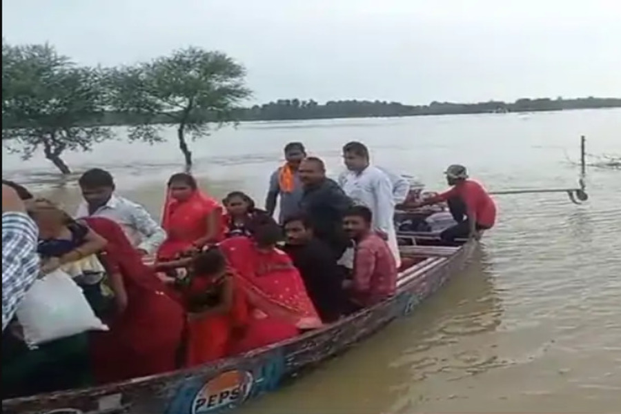 Balrampur Flood News: बलरामपुर में राप्ती नदी के तेज कटान से 50 गांव जलमग्न, लोग घरों की छतों पर रहने को मजबूर