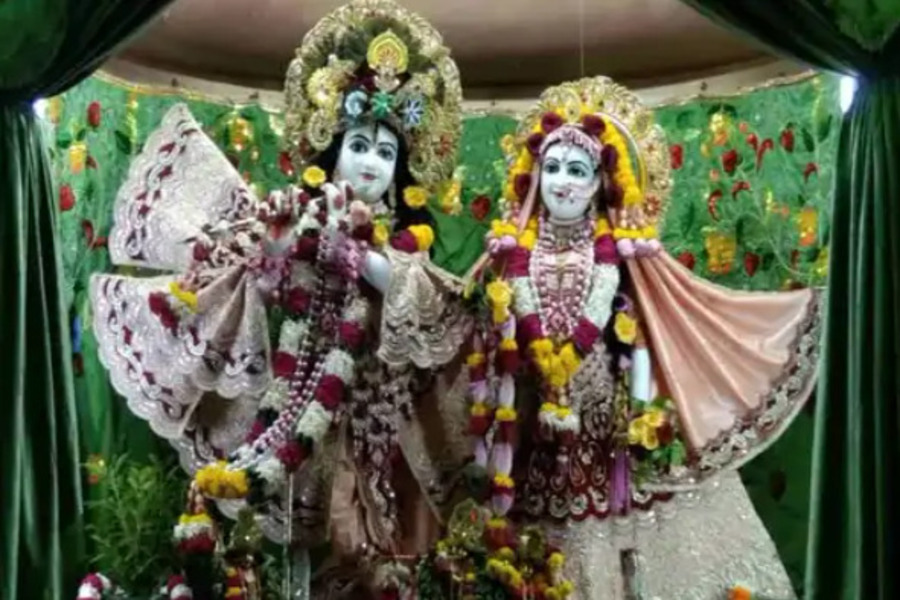 Janmashtami News: प्रयागराज के इस्कान मंदिर में 4.50 लाख की मोती के पोशाक पहनेंगे घनश्याम