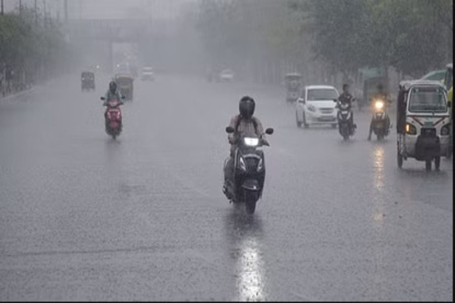 Up Rain Alert: यूपी के 12 जिलों में बारिश का अलर्ट, 15 दिनों से वाराणसी में छत पर हो रही गंगा आरती