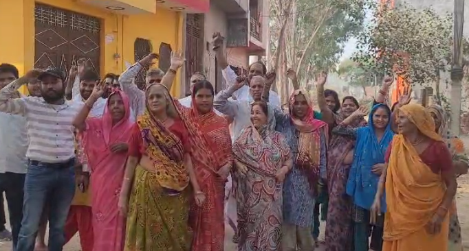 Vrindavan News: पानी सीवर की समस्या को लेकर गुस्साए लोगों ने नगर निगम के खिलाफ किया प्रदर्शन