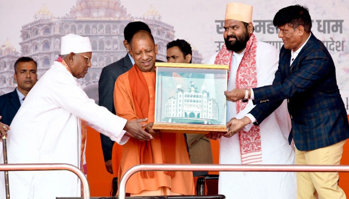 UP News : वाराणसी स्वर्वेद महामंदिर में संत समाज के शताब्दी महोत्सव में शामिल हुए सीएम योगी