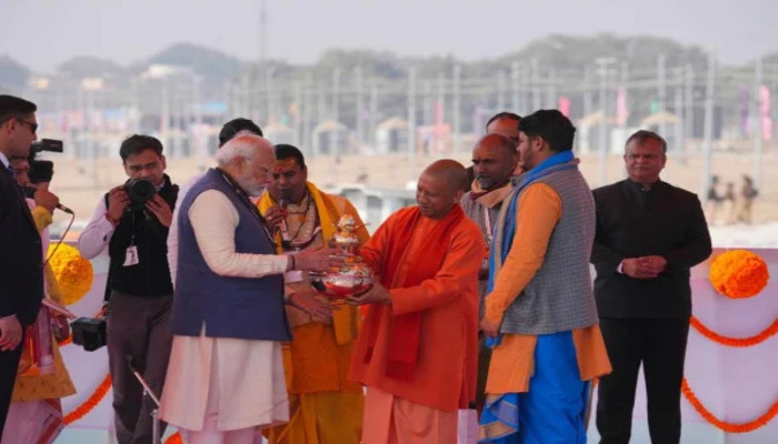 Mahakumbh 2025: पीएम मोदी ने प्रयागराज में अक्षयवट के सामने नतमष्तक होकर मांगा जनकल्याण का वरदान